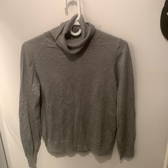 Fabulous Banana Republic Light Grey Turtleneck Soft  Luxury Blend SZ Small - Picture 1 of 5